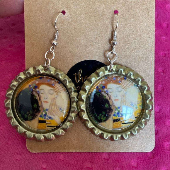 Gustav Klimt the Kiss Handmade bottle cap earrings. - Picture 7 of 8